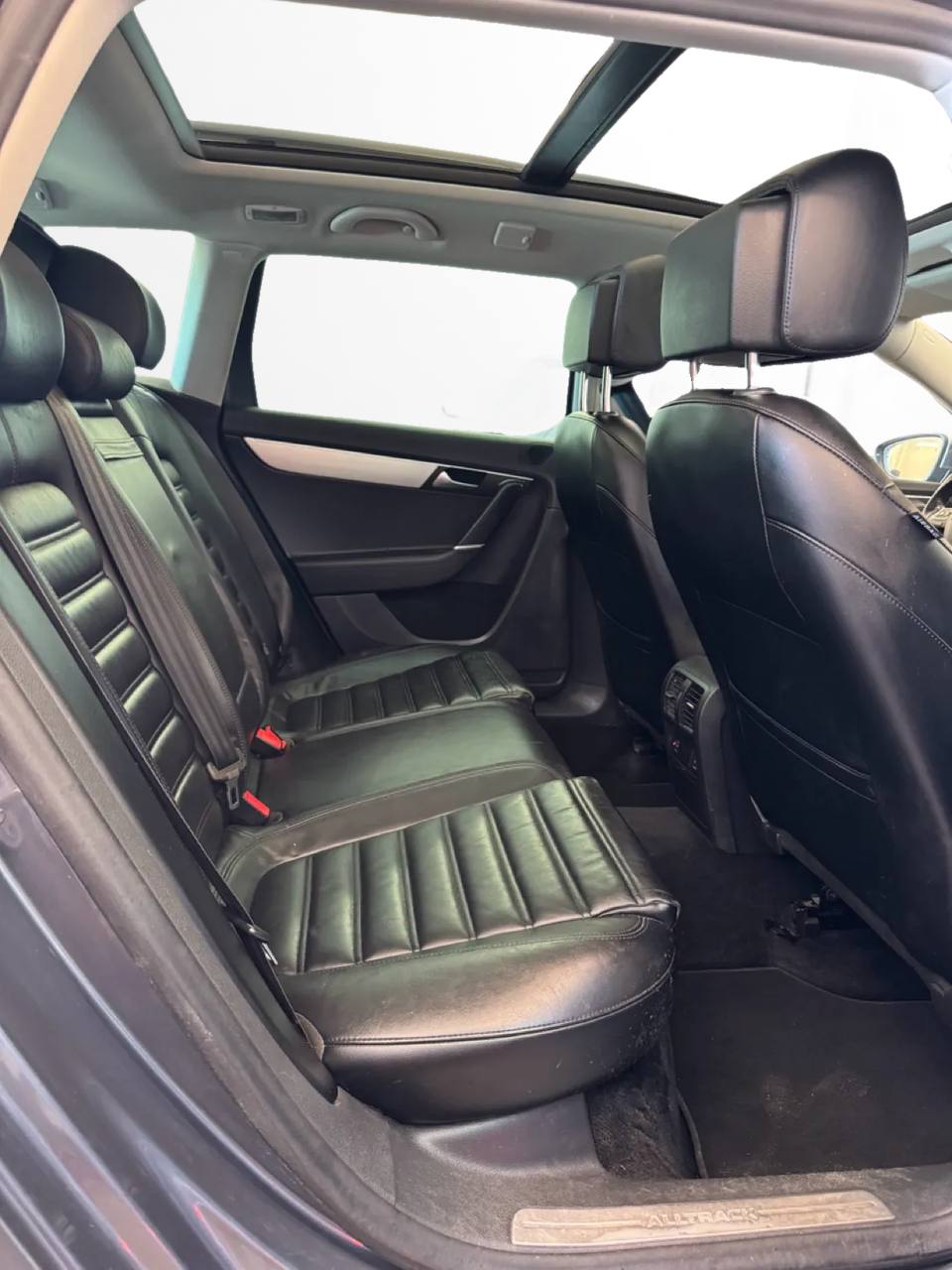 Volkswagen Passat Alltrack 2.0 TDI 4M D-värm Pano Drag Keyless