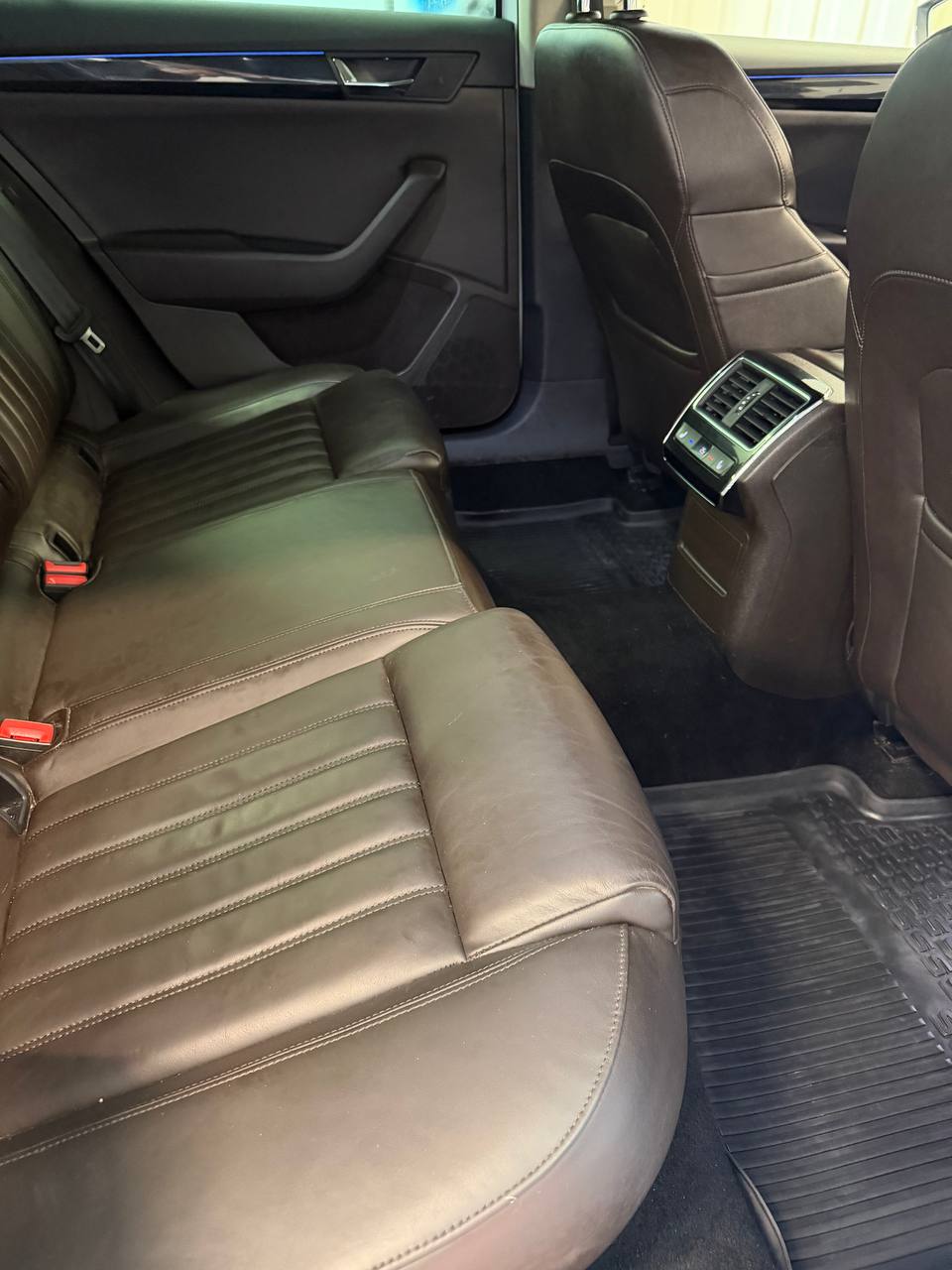 Skoda Superb Kombi 2.0 TDI 4x4 SCR L&K Euro 6 Ny kamrem Drag M-värm