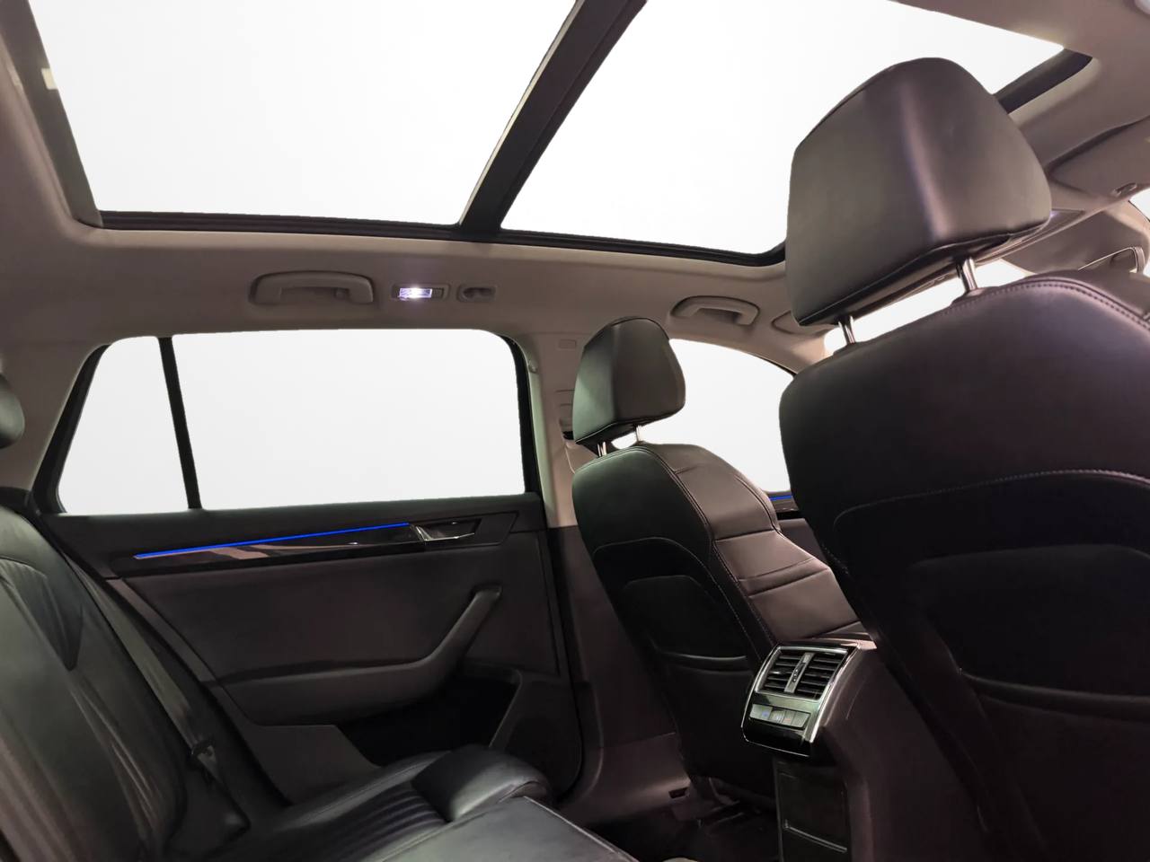 Skoda Superb Kombi 2.0 TDI 4x4 SCR L&K Pano D-Värm Ny Kamrem