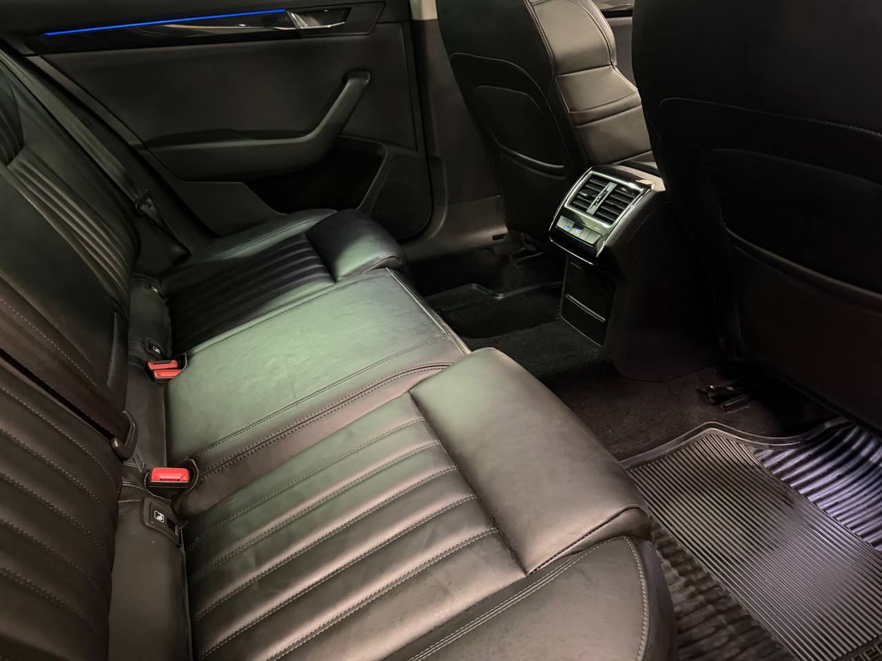 Skoda Superb Kombi 2.0 TDI 4x4 SCR L&K Pano D-Värm Ny Kamrem