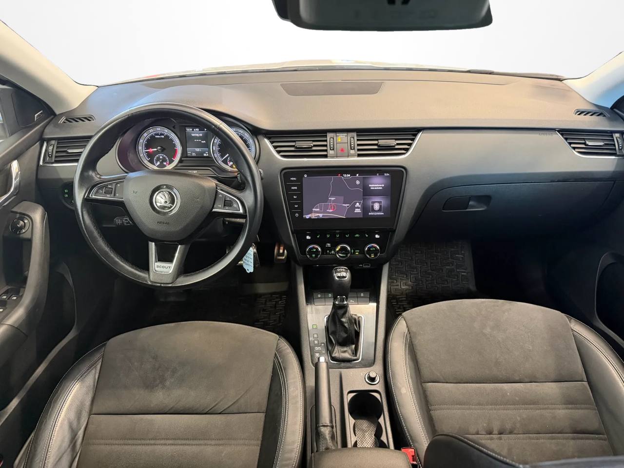 Skoda Octavia Scout 2.0 TDI SCR 4x4 Premium Moms D-värm M-värm Ny kamrem