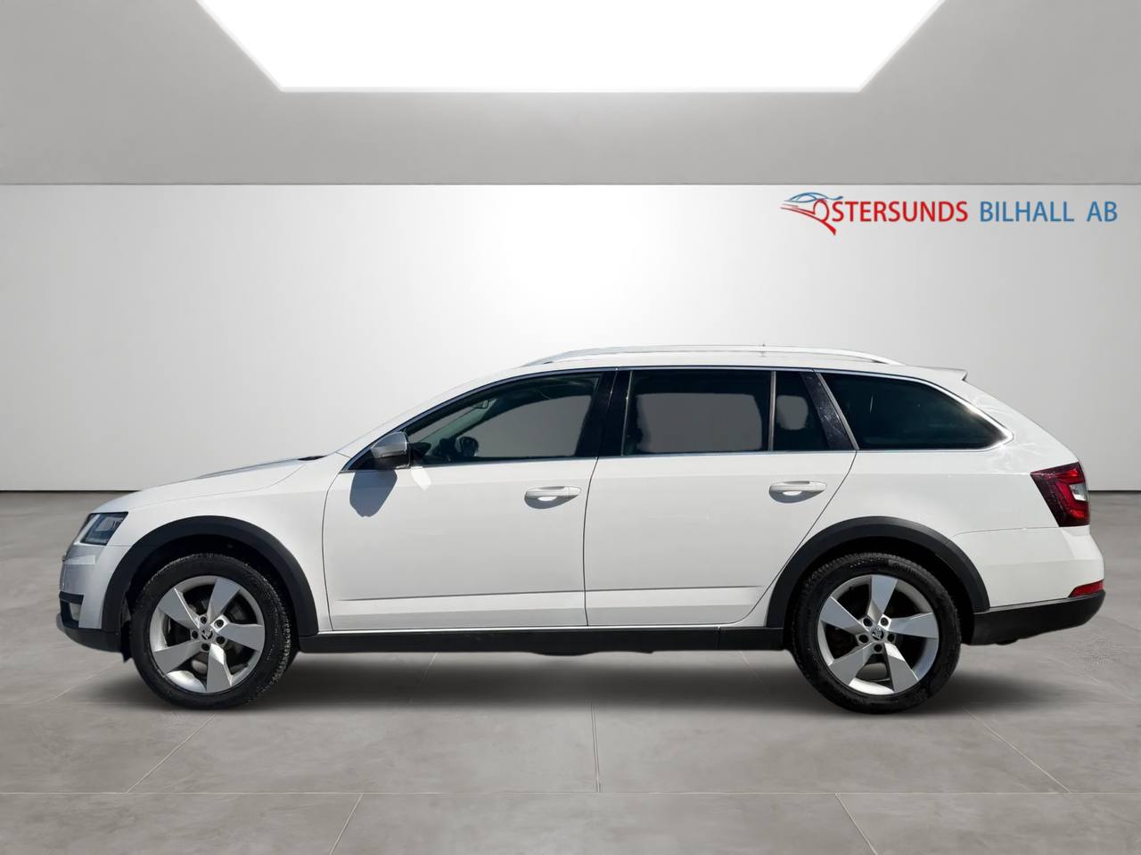 Skoda Octavia Scout 2.0 TDI SCR 4x4 Premium Moms D-värm M-värm Ny kamrem