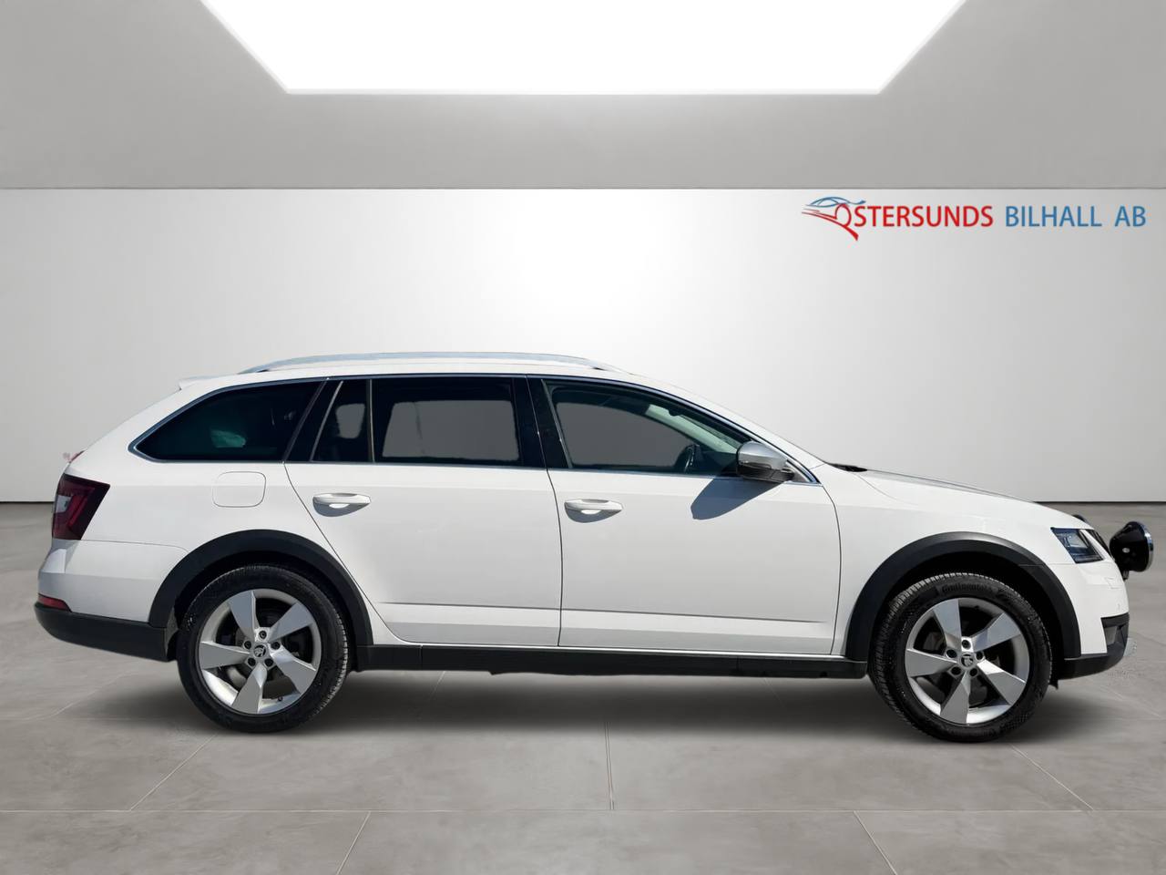 Skoda Octavia Scout 2.0 TDI SCR 4x4 Premium Moms D-värm M-värm Ny kamrem