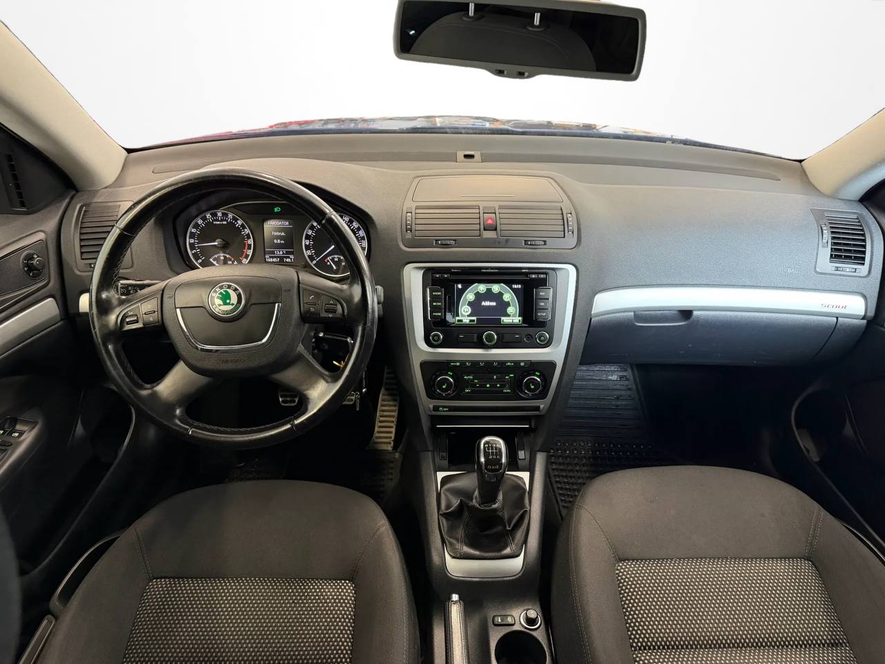 Skoda Octavia Scout 2.0 TDI DPF 4Motion Scout Ny servad, D-värm, M-värm