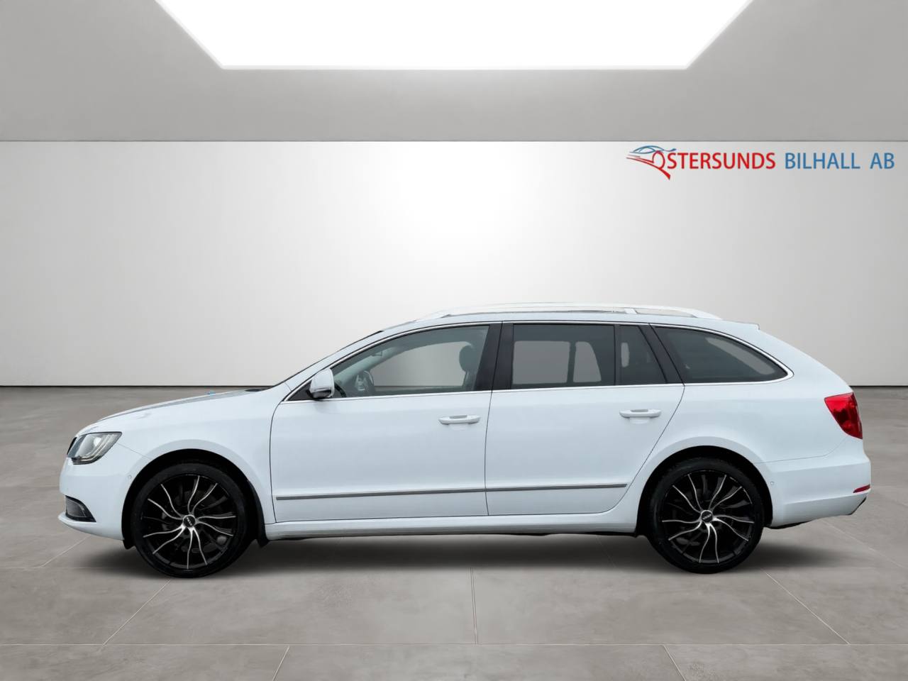 Skoda Superb Kombi 2.0 TDI 4x4 Elegance 3,99% Ränta D-värm Navi