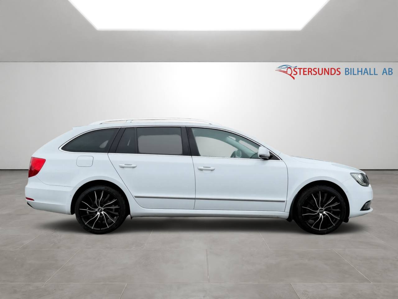 Skoda Superb Kombi 2.0 TDI 4x4 Elegance 3,99% Ränta D-värm Navi
