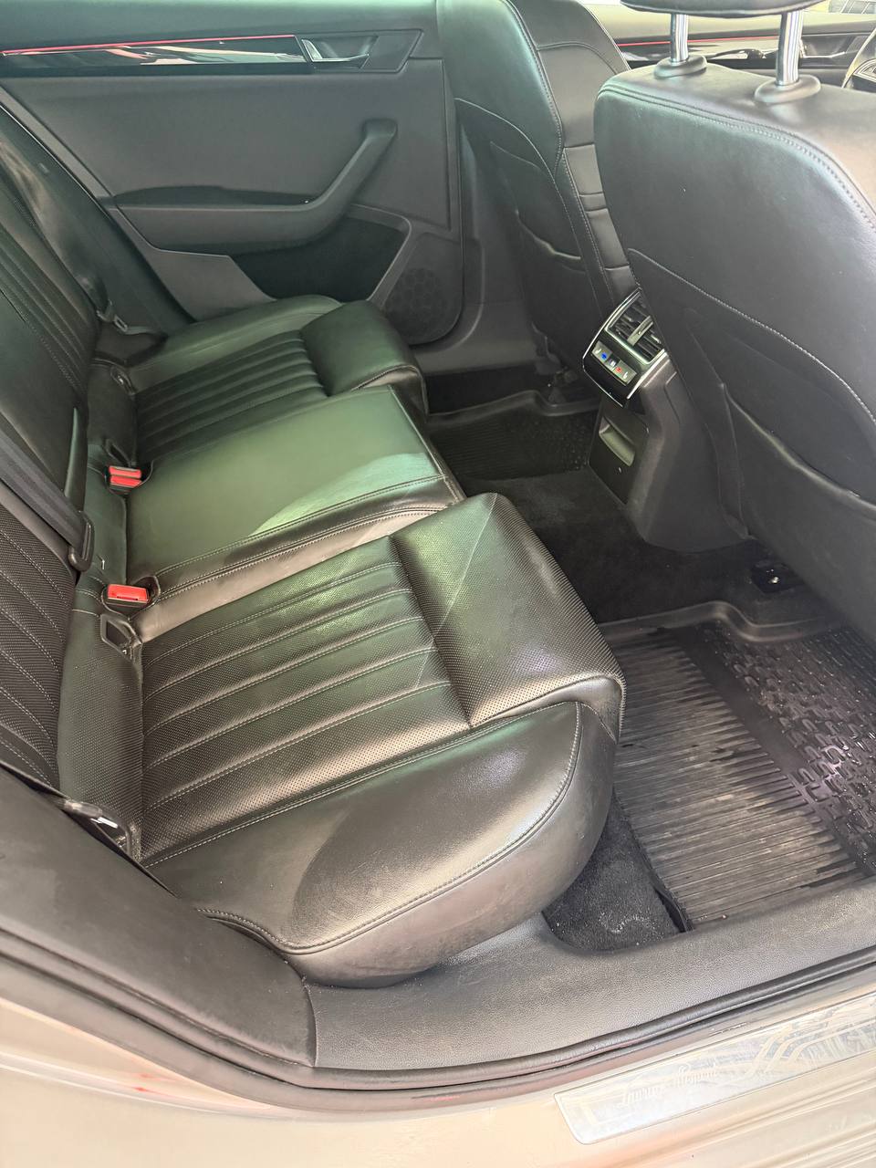 Skoda Superb Kombi 2.0 TDI 4x4 L&K Euro 6 Ny kamrem dragkrok kamera