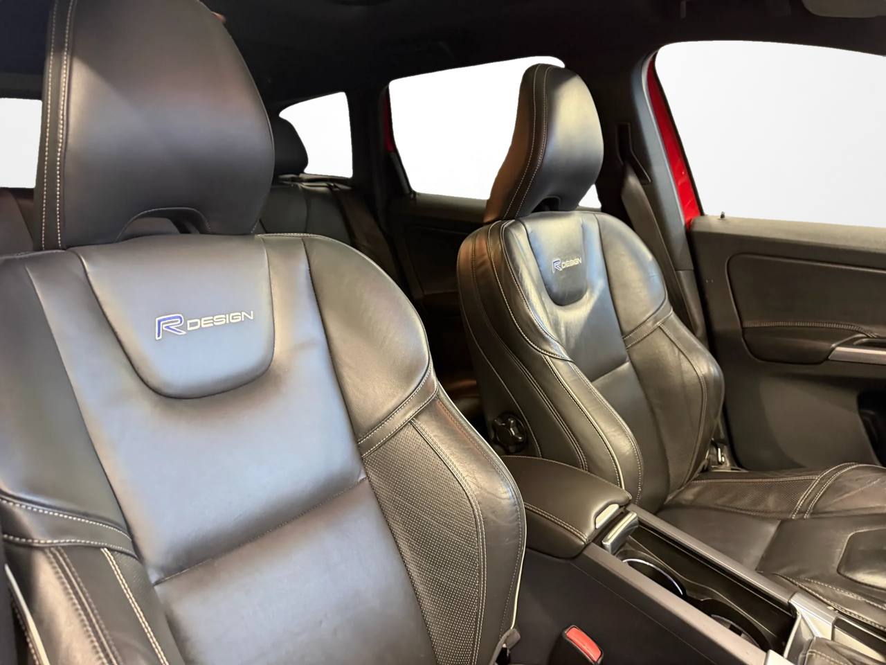 Volvo XC60 D5 AWD Geartronic R-Design Pano VOC Drag Navi