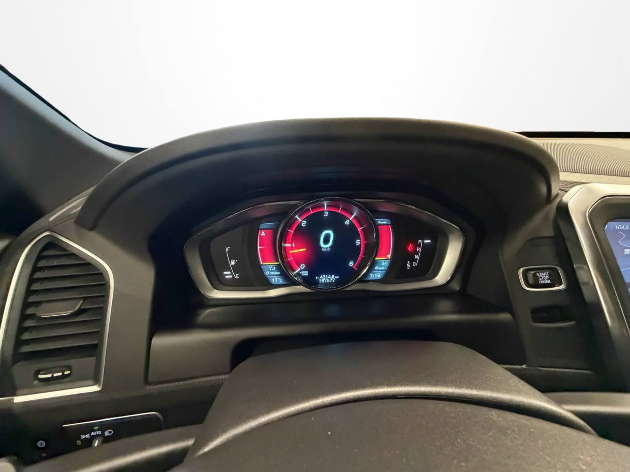 Volvo XC60 D5 AWD Geartronic R-Design Pano VOC Drag Navi