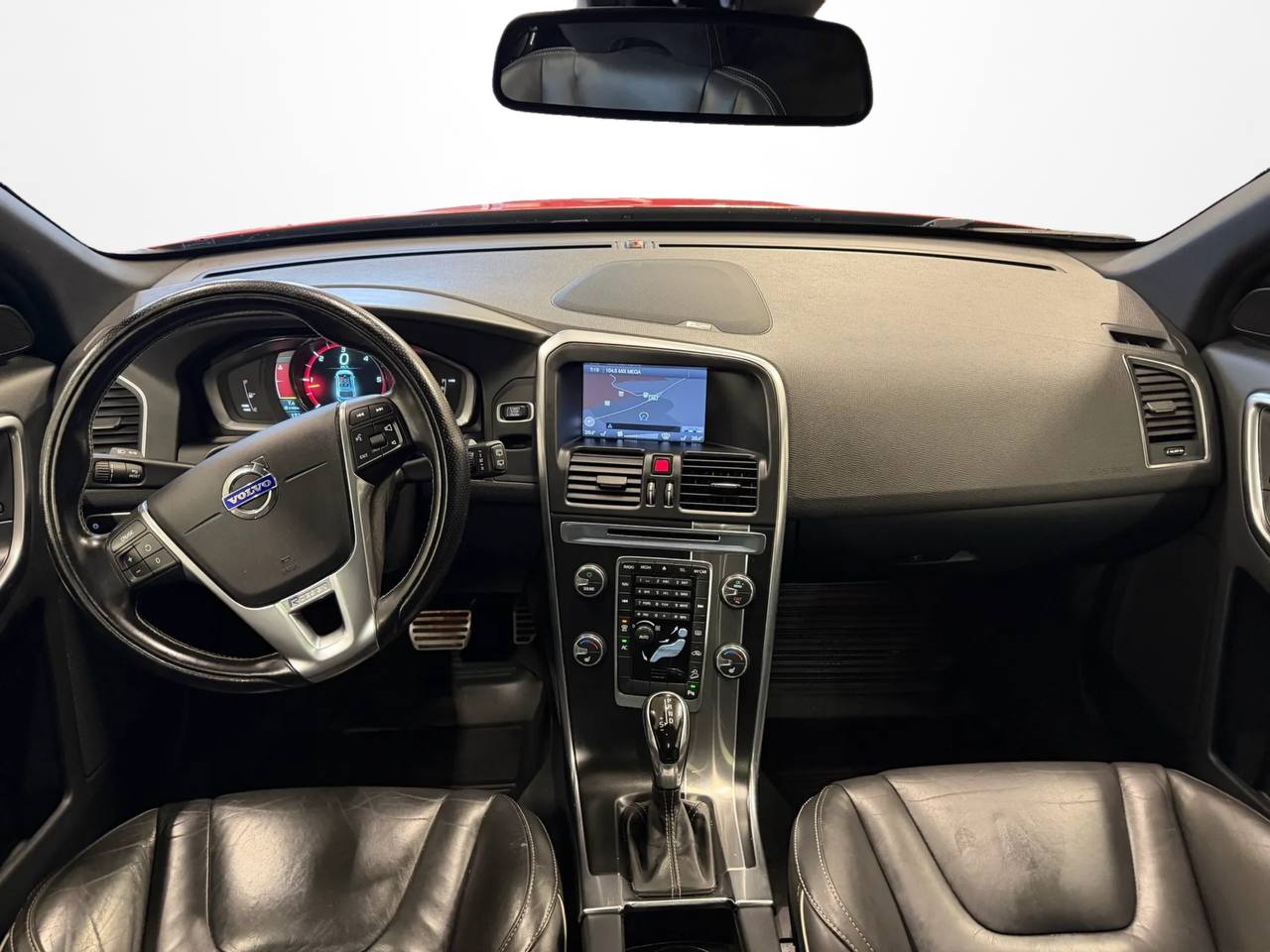 Volvo XC60 D5 AWD Geartronic R-Design Pano VOC Drag Navi