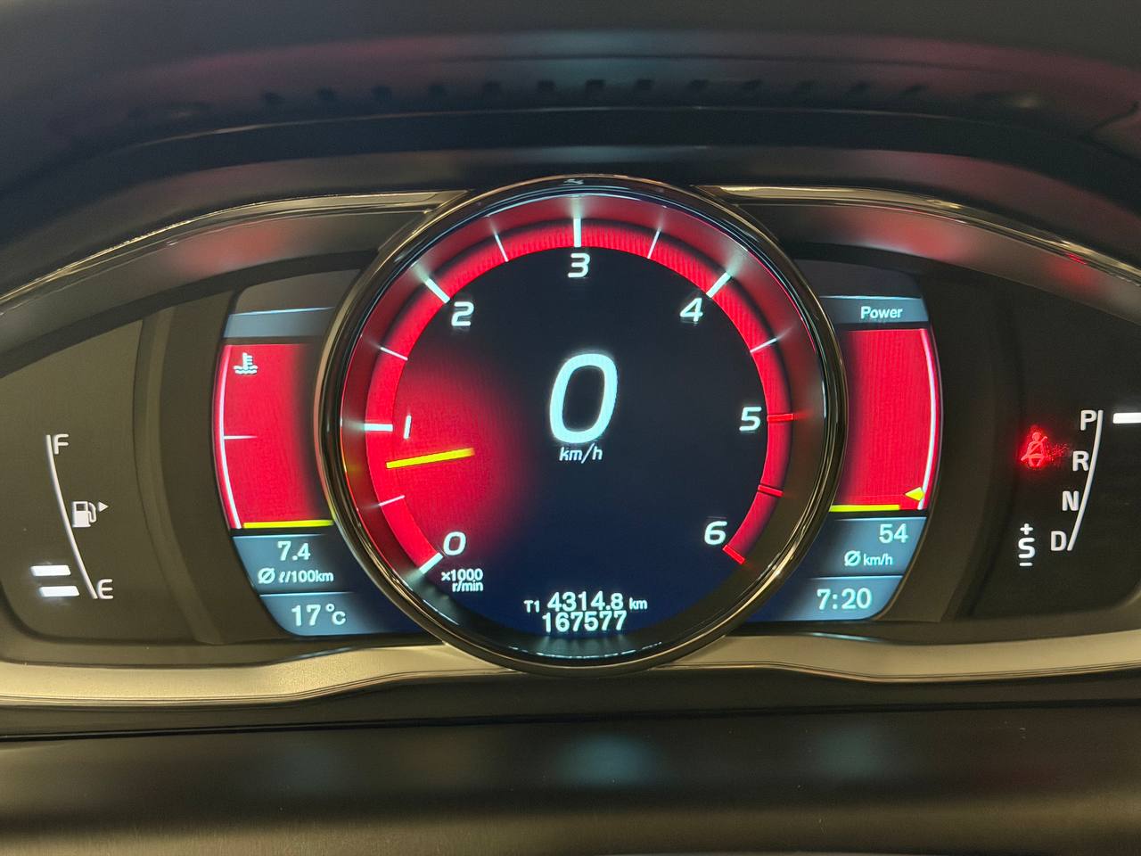Volvo XC60 D5 AWD Geartronic R-Design Pano VOC Drag Navi