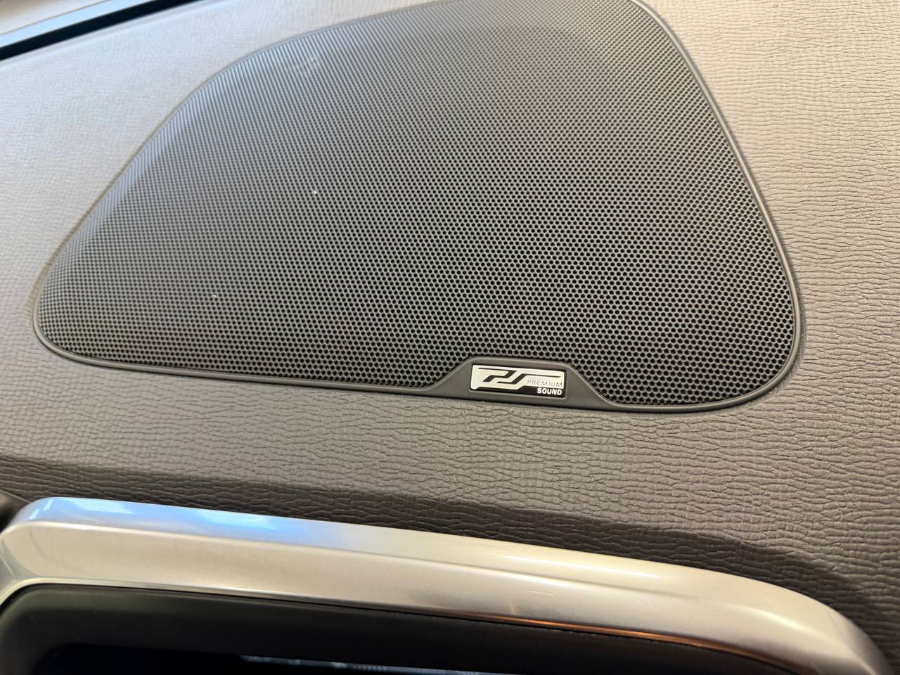 Volvo XC60 D5 AWD Geartronic R-Design Pano VOC Drag Navi