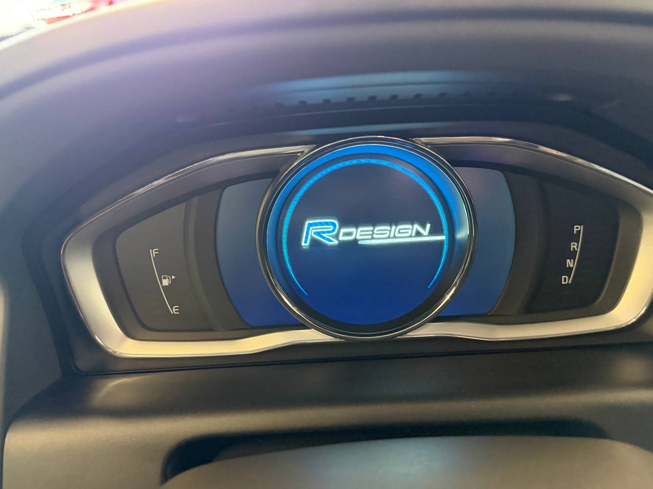 Volvo XC60 D5 AWD Geartronic R-Design Pano VOC Drag Navi