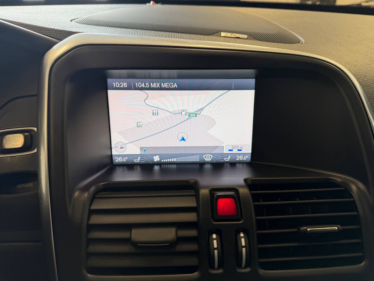 Volvo XC60 D5 AWD Geartronic R-Design Pano VOC Drag Navi