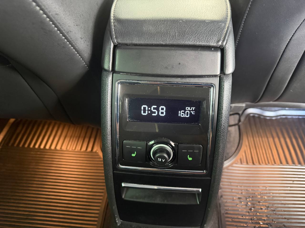 Skoda Superb Kombi 2.0 TDI 4x4 Elegance Navi D-Värm Drag